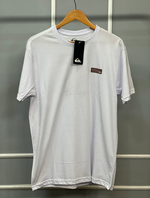 Camiseta premium- QUIKSILVER com estampa nas costas